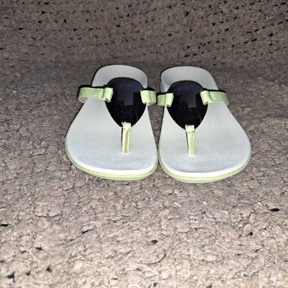 VIONIC-Thongs/Flip Flops-Pale Green Patent/Silver Medallion-Sz 36-5/6-Excellent - Picture 3 of 8